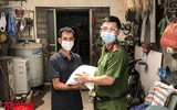 [ẢNH] Giọt nước mắt xúc động khi người dân nhận thực phẩm từ tay chiến sỹ Công an Thủ đô trong ngày 19/8