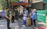 [ẢNH] Giọt nước mắt xúc động khi người dân nhận thực phẩm từ tay chiến sỹ Công an Thủ đô trong ngày 19/8