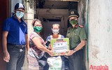 [ẢNH] Giọt nước mắt xúc động khi người dân nhận thực phẩm từ tay chiến sỹ Công an Thủ đô trong ngày 19/8