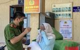 [ẢNH] Giọt nước mắt xúc động khi người dân nhận thực phẩm từ tay chiến sỹ Công an Thủ đô trong ngày 19/8