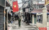[ẢNH] Chân dung những chiến sỹ áo xanh đội mưa làm nhiệm vụ trong tâm dịch nguy hiểm nhất Thủ đô
