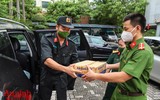 [ẢNH] Ấm lòng với món quà nghĩa tình lúc khó khăn của Công an Thủ đô và các nhà hảo tâm