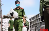[ẢNH] Xúc động hình ảnh công an, quân đội đội nắng trưa bốc xếp thực phẩm chi viện cho TP. HCM