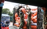 [ẢNH] Xúc động hình ảnh công an, quân đội đội nắng trưa bốc xếp thực phẩm chi viện cho TP. HCM