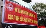 [ẢNH] Xúc động hình ảnh công an, quân đội đội nắng trưa bốc xếp thực phẩm chi viện cho TP. HCM