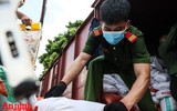 [ẢNH] Xúc động hình ảnh công an, quân đội đội nắng trưa bốc xếp thực phẩm chi viện cho TP. HCM