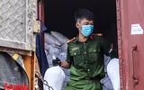 [ẢNH] Xúc động hình ảnh công an, quân đội đội nắng trưa bốc xếp thực phẩm chi viện cho TP. HCM