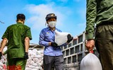 [ẢNH] Xúc động hình ảnh công an, quân đội đội nắng trưa bốc xếp thực phẩm chi viện cho TP. HCM