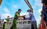 [ẢNH] Xúc động hình ảnh công an, quân đội đội nắng trưa bốc xếp thực phẩm chi viện cho TP. HCM