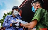 [ẢNH] Xúc động hình ảnh công an, quân đội đội nắng trưa bốc xếp thực phẩm chi viện cho TP. HCM