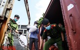 [ẢNH] Xúc động hình ảnh công an, quân đội đội nắng trưa bốc xếp thực phẩm chi viện cho TP. HCM