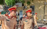 [ẢNH] Hà Nội: Nhắc nhở người chưa có giấy đi đường mới, đã cấp khoảng 20.000 giấy đi đường có QR code