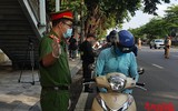 [ẢNH] Hà Nội: Nhắc nhở người chưa có giấy đi đường mới, đã cấp khoảng 20.000 giấy đi đường có QR code