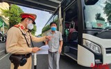 [ẢNH] Hà Nội: Nhắc nhở người chưa có giấy đi đường mới, đã cấp khoảng 20.000 giấy đi đường có QR code