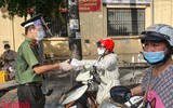 [ẢNH] Hà Nội: Nhắc nhở người chưa có giấy đi đường mới, đã cấp khoảng 20.000 giấy đi đường có QR code