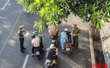 [ẢNH] Hà Nội: Nhắc nhở người chưa có giấy đi đường mới, đã cấp khoảng 20.000 giấy đi đường có QR code