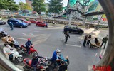 [ẢNH] Hà Nội: Nhắc nhở người chưa có giấy đi đường mới, đã cấp khoảng 20.000 giấy đi đường có QR code