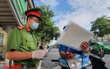 [ẢNH] Hà Nội: Nhắc nhở người chưa có giấy đi đường mới, đã cấp khoảng 20.000 giấy đi đường có QR code
