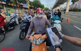 [ẢNH] Kiểm tra mã QR ở chốt ra vào vùng đỏ Hà Nội: Không ùn tắc, giấy đi đường cũ được lưu thông