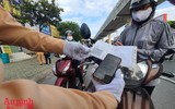 [ẢNH] Kiểm tra mã QR ở chốt ra vào vùng đỏ Hà Nội: Không ùn tắc, giấy đi đường cũ được lưu thông