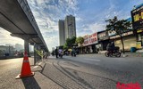 [ẢNH] Kiểm tra mã QR ở chốt ra vào vùng đỏ Hà Nội: Không ùn tắc, giấy đi đường cũ được lưu thông