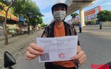 [ẢNH] Kiểm tra mã QR ở chốt ra vào vùng đỏ Hà Nội: Không ùn tắc, giấy đi đường cũ được lưu thông