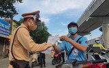 [ẢNH] Kiểm tra mã QR ở chốt ra vào vùng đỏ Hà Nội: Không ùn tắc, giấy đi đường cũ được lưu thông