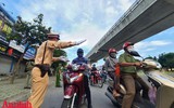 [ẢNH] Kiểm tra mã QR ở chốt ra vào vùng đỏ Hà Nội: Không ùn tắc, giấy đi đường cũ được lưu thông