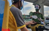 [ẢNH] Kiểm tra mã QR ở chốt ra vào vùng đỏ Hà Nội: Không ùn tắc, giấy đi đường cũ được lưu thông