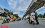 [ẢNH] Kiểm tra mã QR ở chốt ra vào vùng đỏ Hà Nội: Không ùn tắc, giấy đi đường cũ được lưu thông