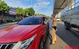 [ẢNH] Kiểm tra mã QR ở chốt ra vào vùng đỏ Hà Nội: Không ùn tắc, giấy đi đường cũ được lưu thông