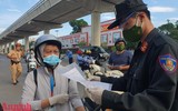 [ẢNH] Kiểm tra mã QR ở chốt ra vào vùng đỏ Hà Nội: Không ùn tắc, giấy đi đường cũ được lưu thông