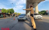 [ẢNH] Kiểm tra mã QR ở chốt ra vào vùng đỏ Hà Nội: Không ùn tắc, giấy đi đường cũ được lưu thông