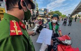 [ẢNH] Kiểm tra mã QR ở chốt ra vào vùng đỏ Hà Nội: Không ùn tắc, giấy đi đường cũ được lưu thông