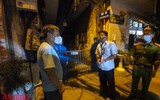 [Ảnh] Ca trực cuối cùng đầy cảm xúc khi toàn bộ phường Chương Dương không còn khu phong tỏa vì Covid-19