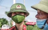 [Ảnh] Công an Thủ đô đội nắng, thâu đêm cứu lúa giúp nông dân trong khu phong tỏa
