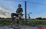 [Ảnh] Công an Thủ đô đội nắng, thâu đêm cứu lúa giúp nông dân trong khu phong tỏa