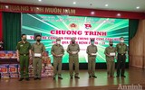 [Ảnh] Hà Nội: Xúc động hình ảnh Công an tặng quà giúp các em nhỏ mồ côi vượt qua đại dịch