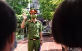 [Ảnh] Hà Nội: Xúc động hình ảnh Công an tặng quà giúp các em nhỏ mồ côi vượt qua đại dịch