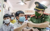 [Ảnh] Hà Nội: Xúc động hình ảnh Công an tặng quà giúp các em nhỏ mồ côi vượt qua đại dịch