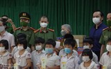 [Ảnh] Hà Nội: Xúc động hình ảnh Công an tặng quà giúp các em nhỏ mồ côi vượt qua đại dịch