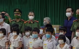 [Ảnh] Hà Nội: Xúc động hình ảnh Công an tặng quà giúp các em nhỏ mồ côi vượt qua đại dịch