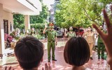 [Ảnh] Hà Nội: Xúc động hình ảnh Công an tặng quà giúp các em nhỏ mồ côi vượt qua đại dịch