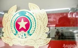 [Ảnh] Hà Nội: Xúc động hình ảnh Công an tặng quà giúp các em nhỏ mồ côi vượt qua đại dịch