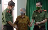 [Ảnh] Hà Nội: Xúc động hình ảnh Công an tặng quà giúp các em nhỏ mồ côi vượt qua đại dịch