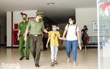 [Ảnh] Hà Nội: Xúc động hình ảnh Công an tặng quà giúp các em nhỏ mồ côi vượt qua đại dịch