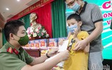 [Ảnh] Hà Nội: Xúc động hình ảnh Công an tặng quà giúp các em nhỏ mồ côi vượt qua đại dịch