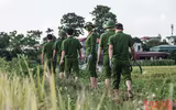 [Ảnh] Công an Thủ đô đội nắng, thâu đêm cứu lúa giúp nông dân trong khu phong tỏa