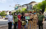 [Ảnh] Hà Nội: Xúc động hình ảnh Công an tặng quà giúp các em nhỏ mồ côi vượt qua đại dịch