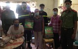 [Ảnh] Hà Nội: Xúc động hình ảnh Công an tặng quà giúp các em nhỏ mồ côi vượt qua đại dịch